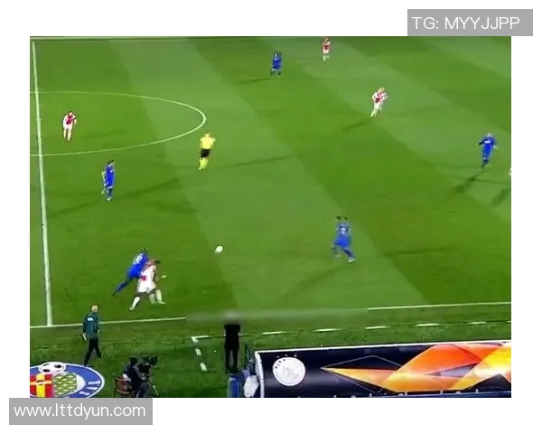 足球场上的智慧之星那些戴眼镜的足球明星们的故事与风采