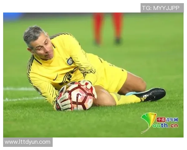 足球明星意外收到粉丝示爱视频感动落泪引发热议与讨论